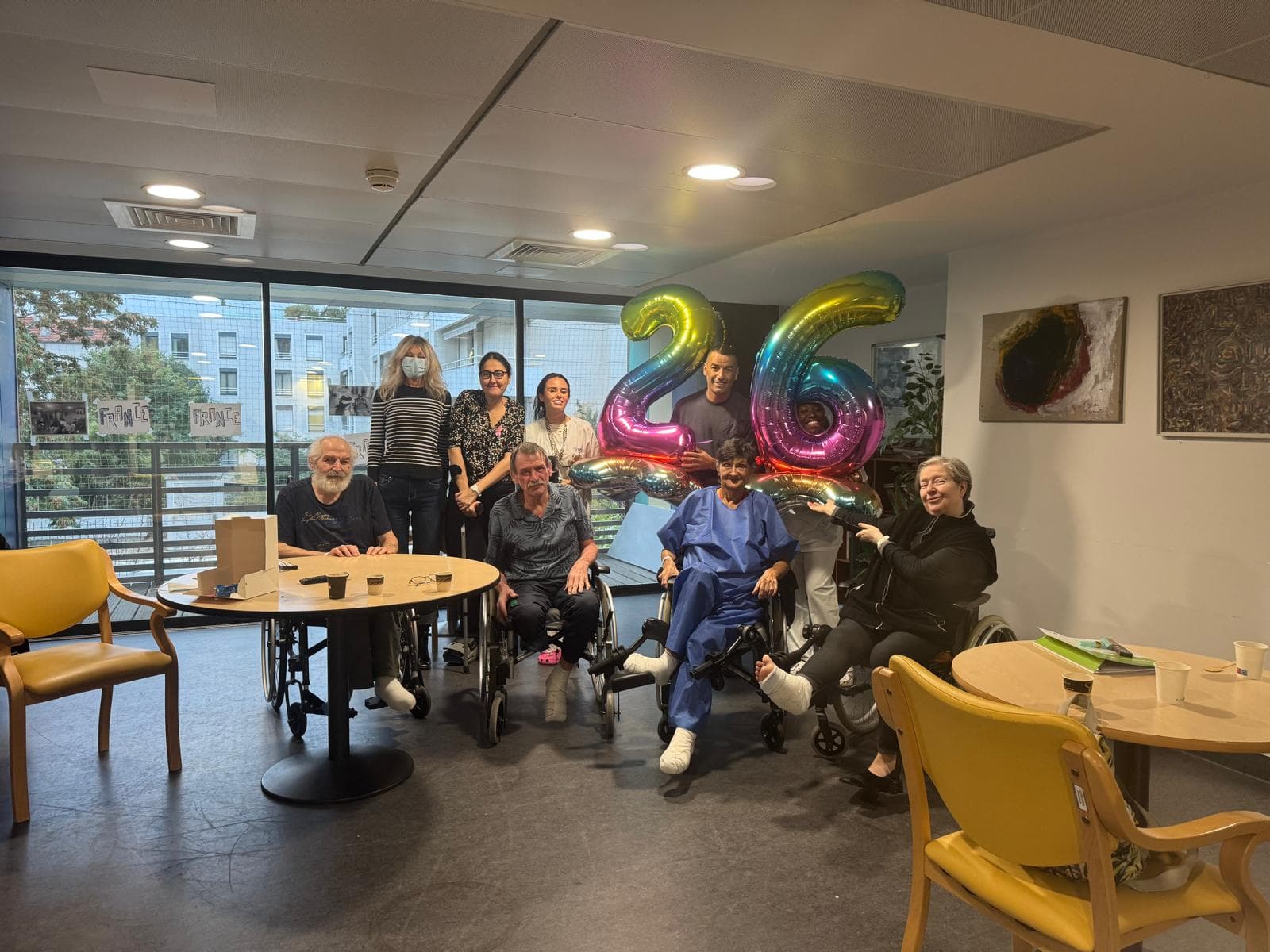 Fête avec les ballons « 26 » dans la salle de convivialité.