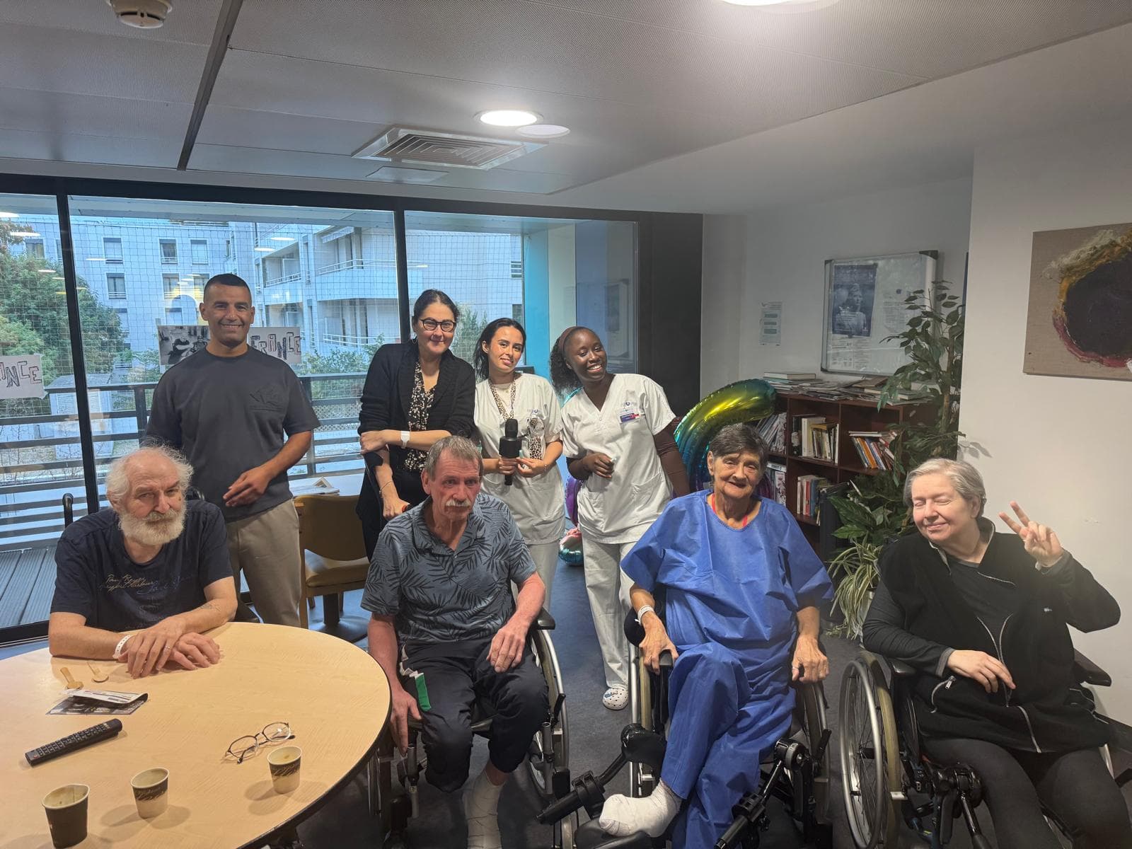 Photo de groupe dans la salle de convivialité du service.