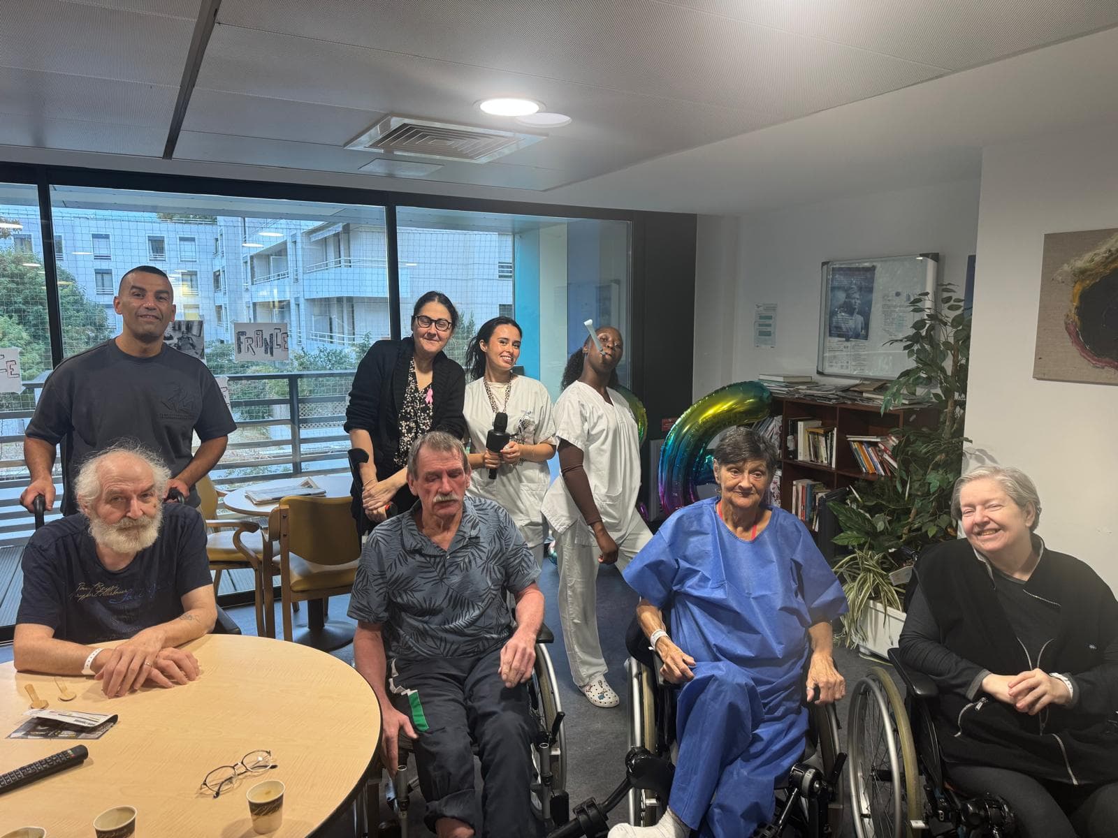 Moment de partage entre patients, soignants et visiteurs.